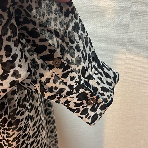 NWOT Two by Vince Camuto Sheer Animal Print Top - Picture 4 of 10